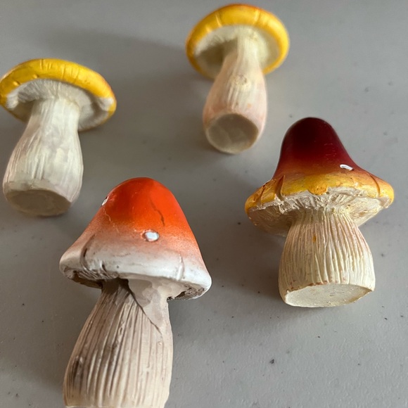 Polka dot mini mushrooms. So cute for garden plants or on shelf - Picture 2 of 6